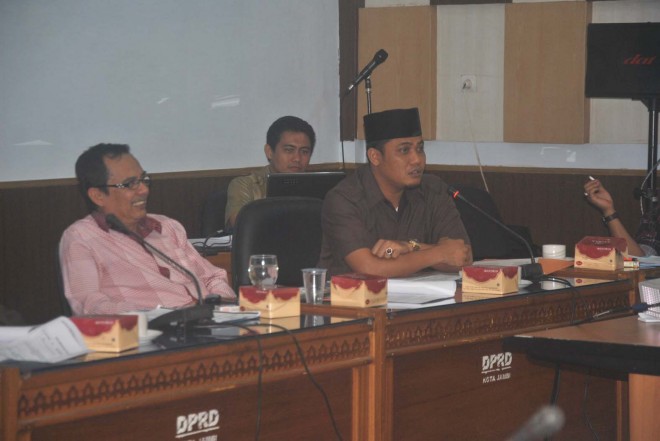 Ketua DPR M Nasir, Hadiri Rapat Pansus Tiga Ranperda dan Minta SKPD Terkait Untuk Memberikan Keyakinan Terhadap Penambahan Kantor Pengelolaan.